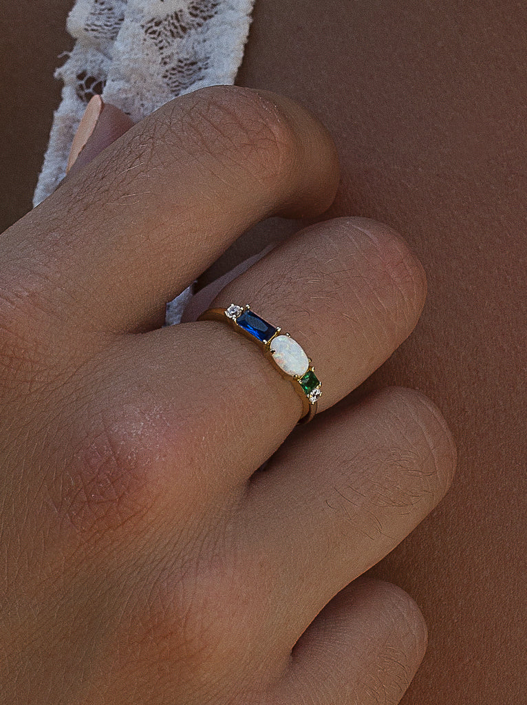 Anillo de plata de ley dorada con ópalo  piedra azul y verde