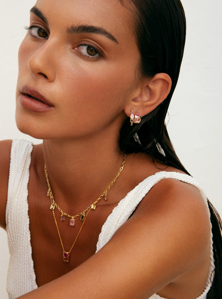 Pendientes aro de plata de ley dorada con piedras rosa fucsia y azul