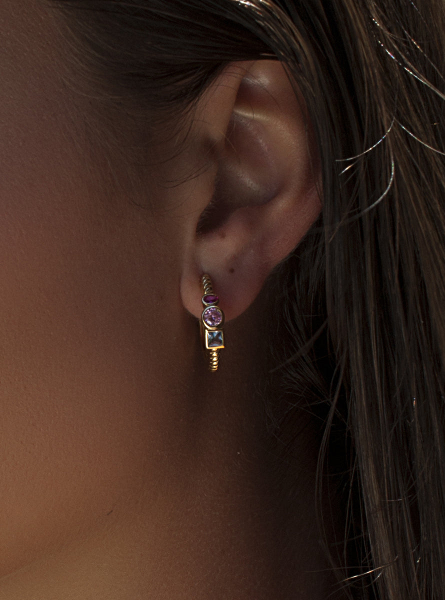 Pendientes aro de plata de ley dorada con piedras rosa fucsia y azul
