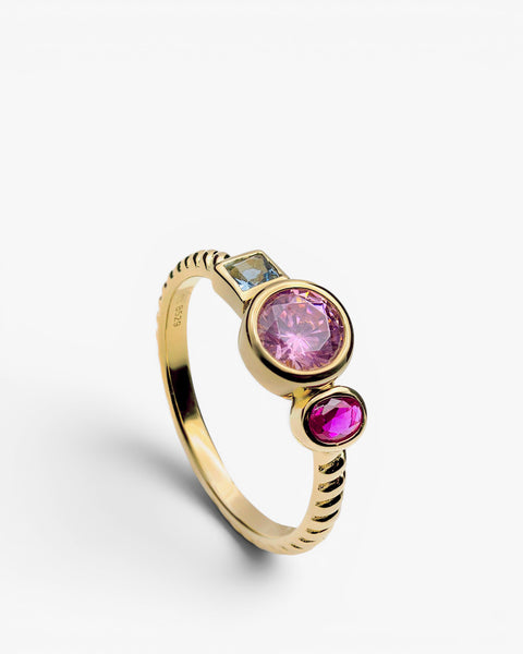 Anillo de plata de ley dorada con piedras rosa  fucsia y azul