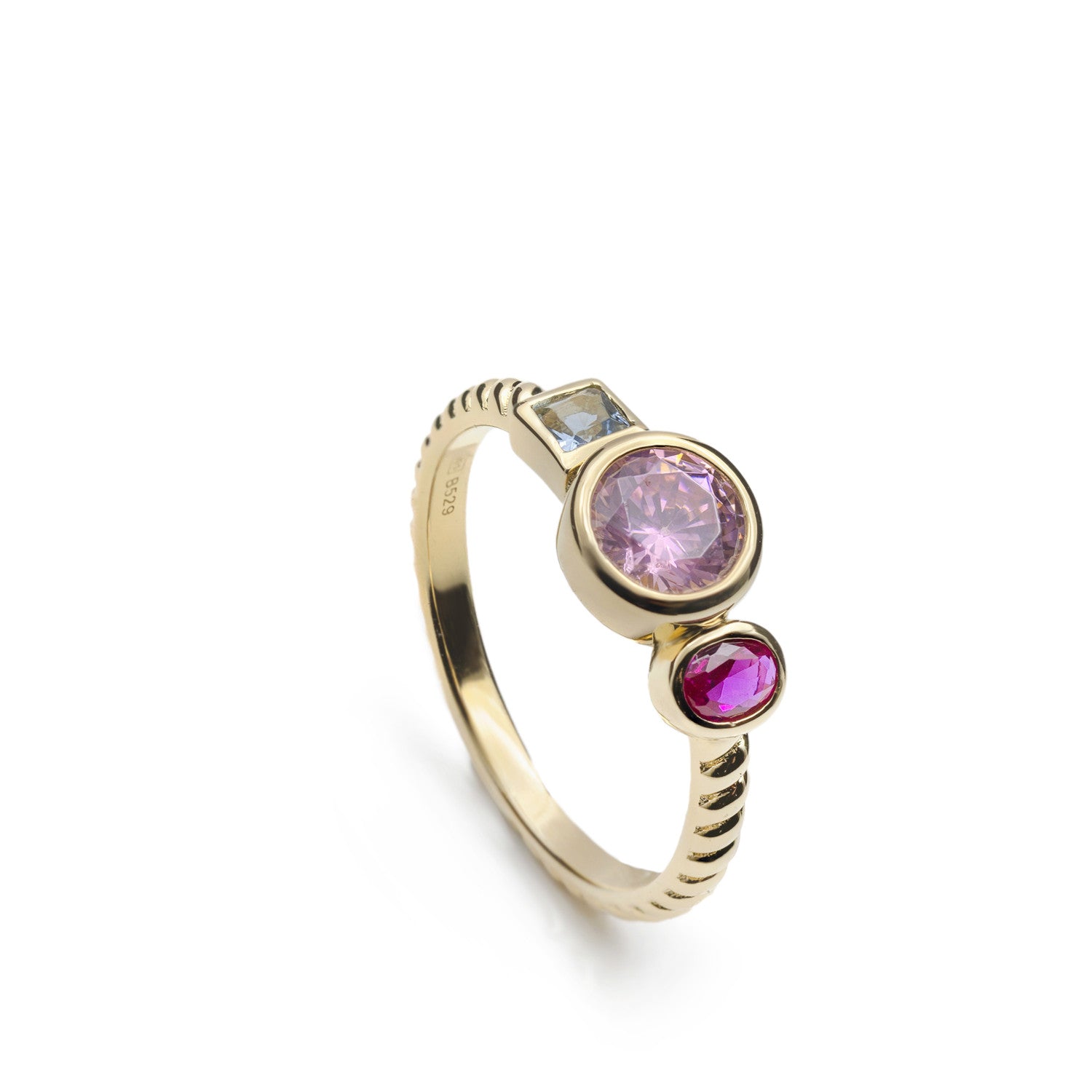 Anillo de plata de ley dorada con piedras rosa fucsia y azul