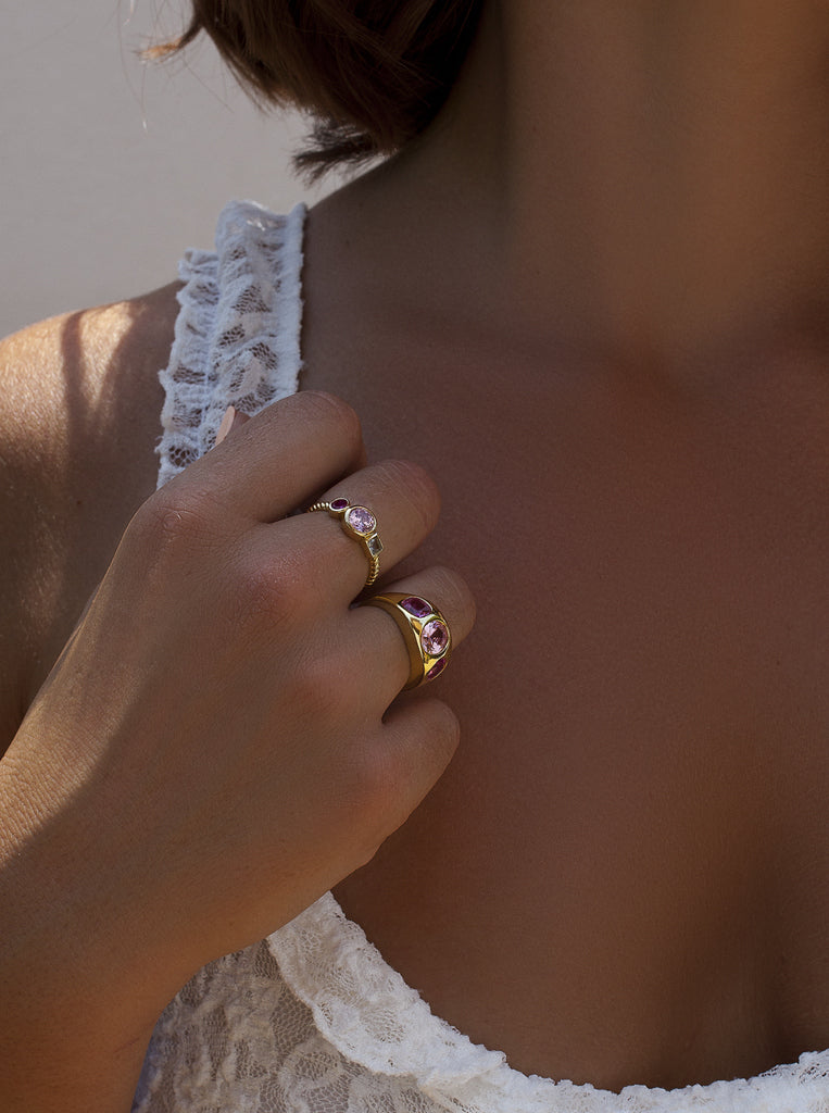 Anillo de plata de ley dorada con piedras rosa fucsia y azul