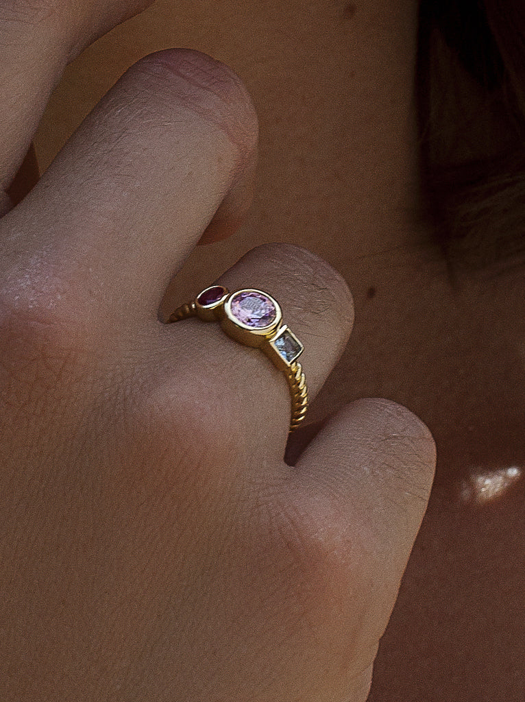 Anillo de plata de ley dorada con piedras rosa fucsia y azul