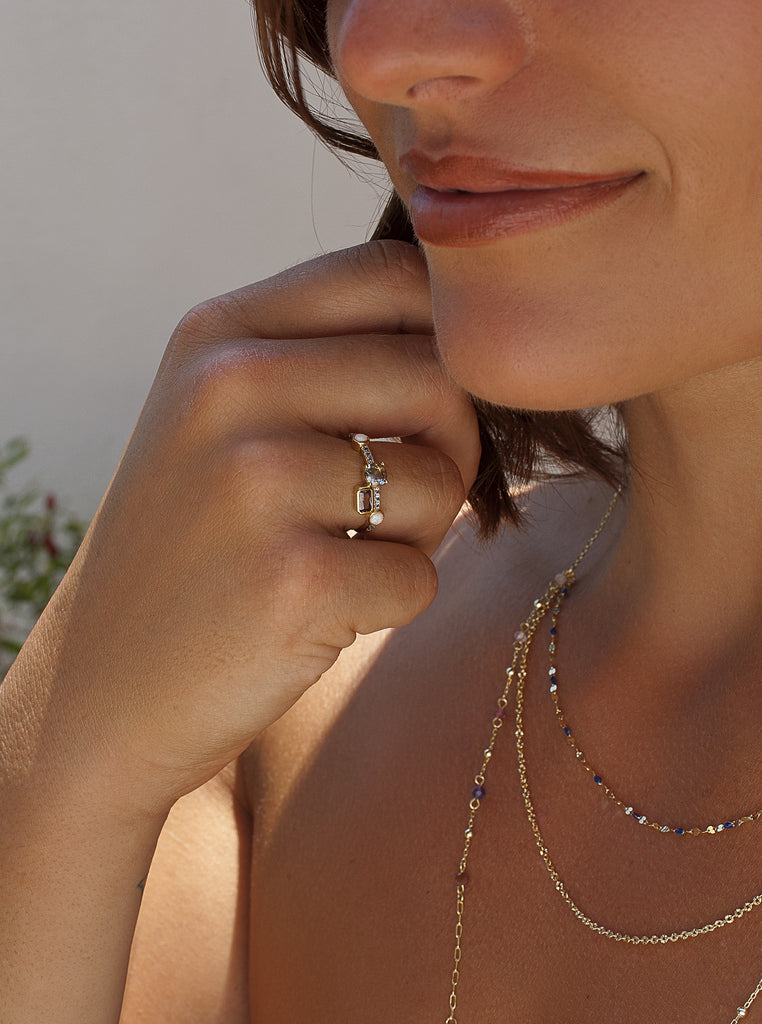 Anillo de plata de ley dorada con piedras ópalo azul y malva