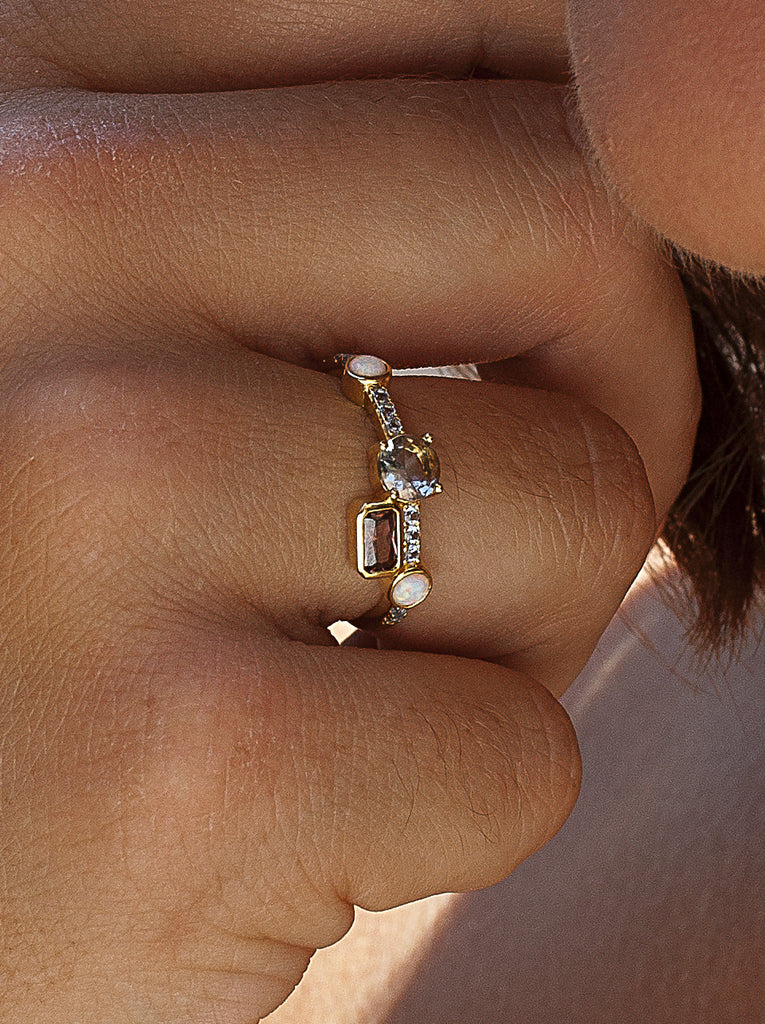 Anillo de plata de ley dorada con piedras ópalo azul y malva