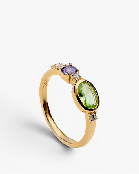 Anillo de plata de ley dorada con piedra verde ovalada y circonitas