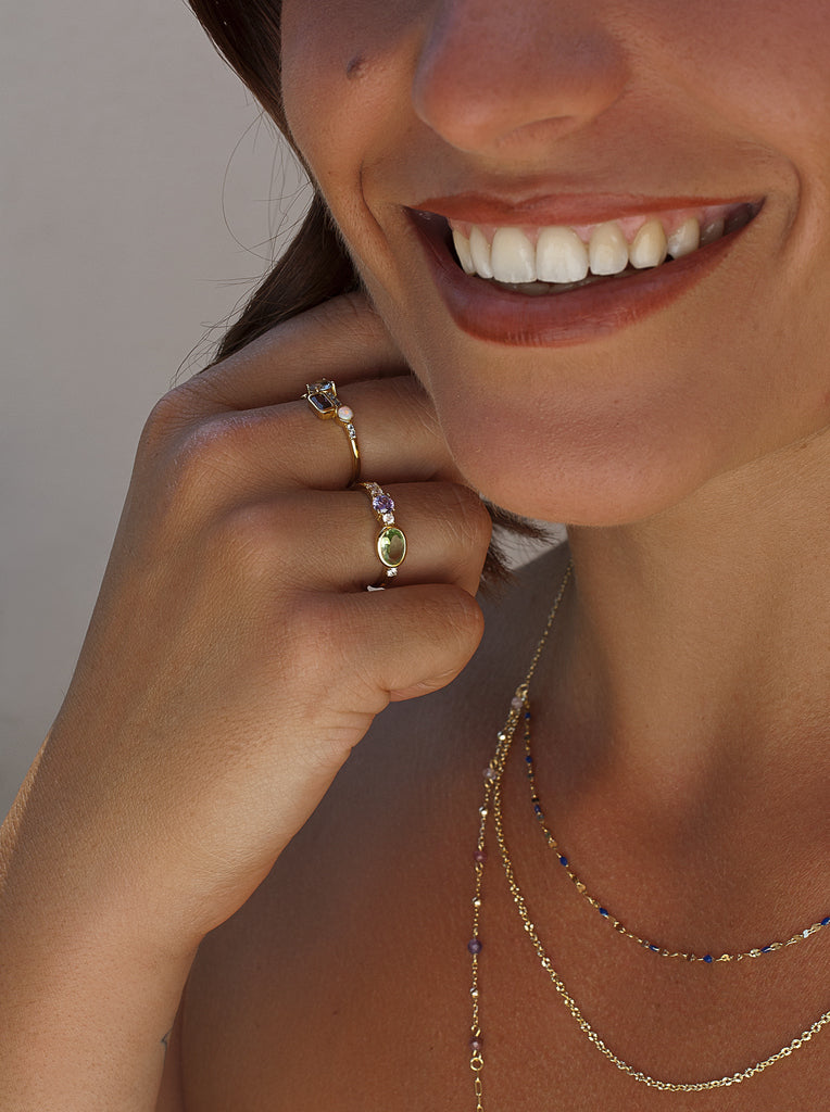 Anillo de plata de ley dorada con piedra verde ovalada y circonitas