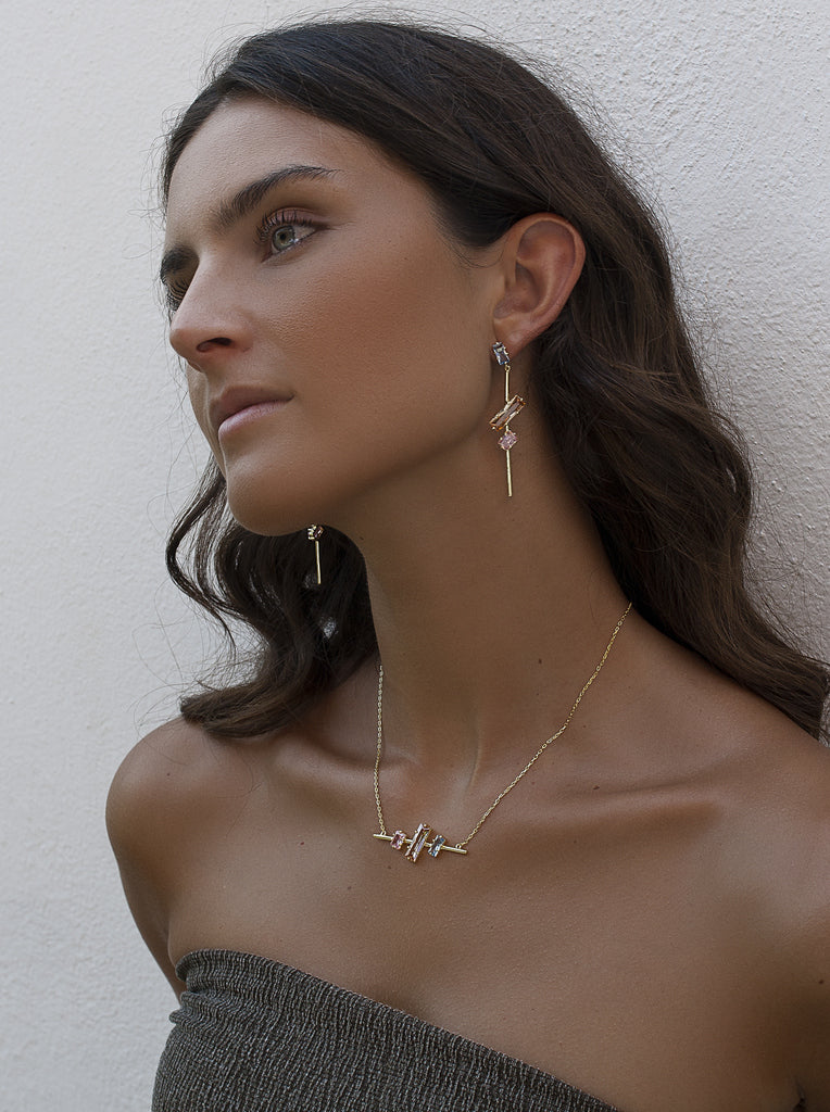Collar de plata croma con piedras de colorescollar de plata de ley dorada con barra y piedras multicolor