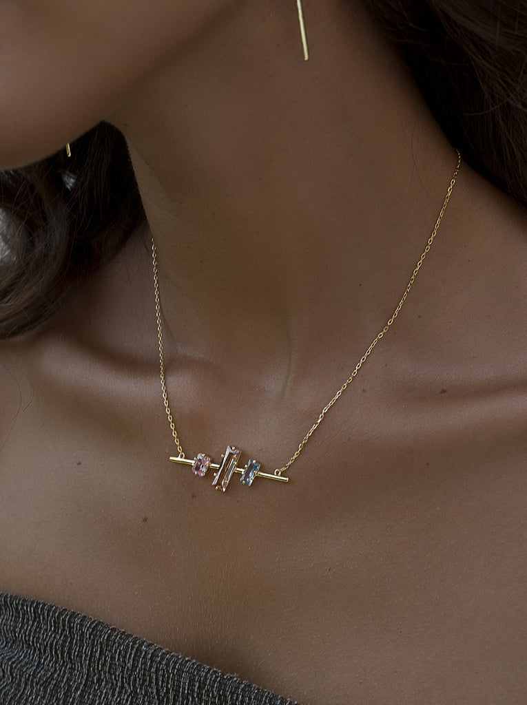 Collar de plata croma con piedras de colorescollar de plata de ley dorada con barra y piedras multicolor
