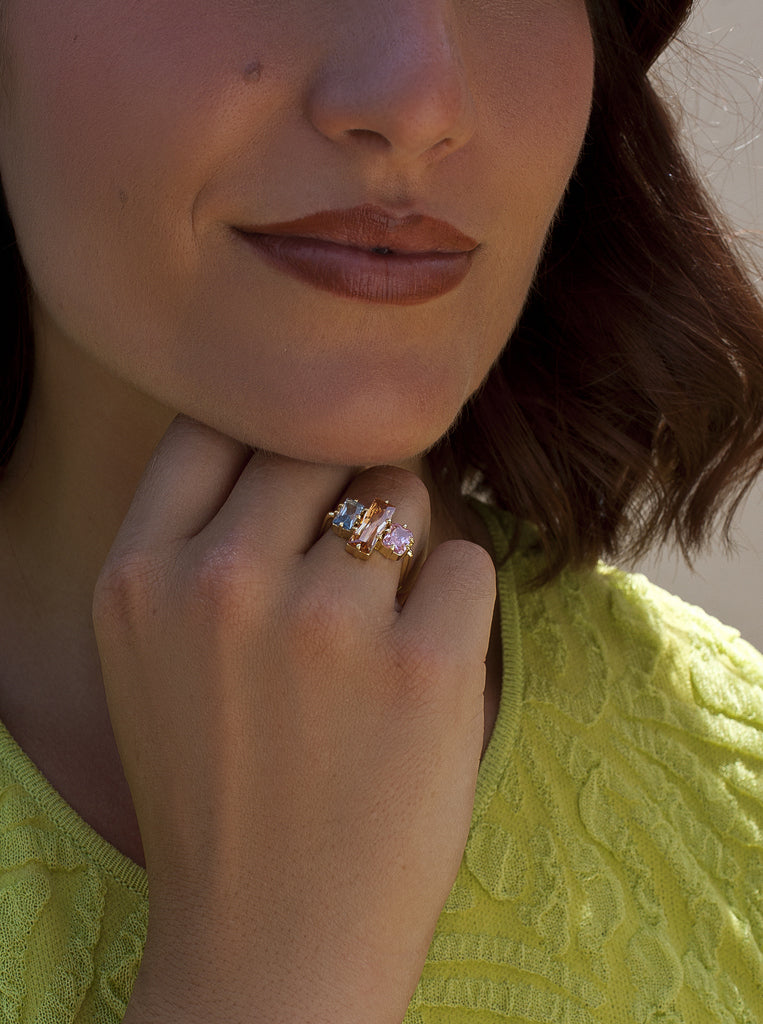 Anillo de plata de ley dorada con piedras geométricas multicolor