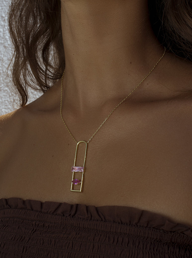 Collar de plata de ley dorada con colgante rectangular y piedras rosas