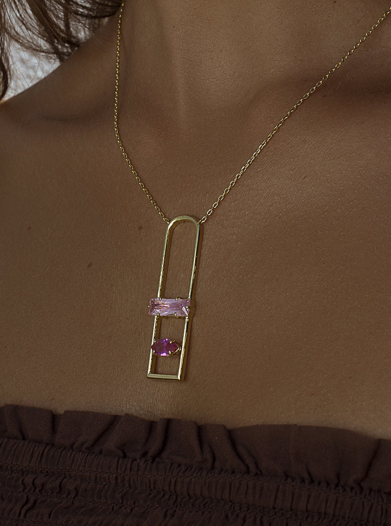 Collar de plata de ley dorada con colgante rectangular y piedras rosas