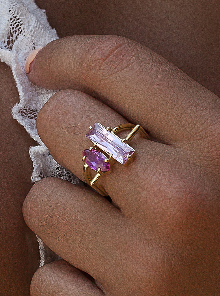 Anillo de plata de ley dorada con piedra baguette rosa y marquesa fucsia