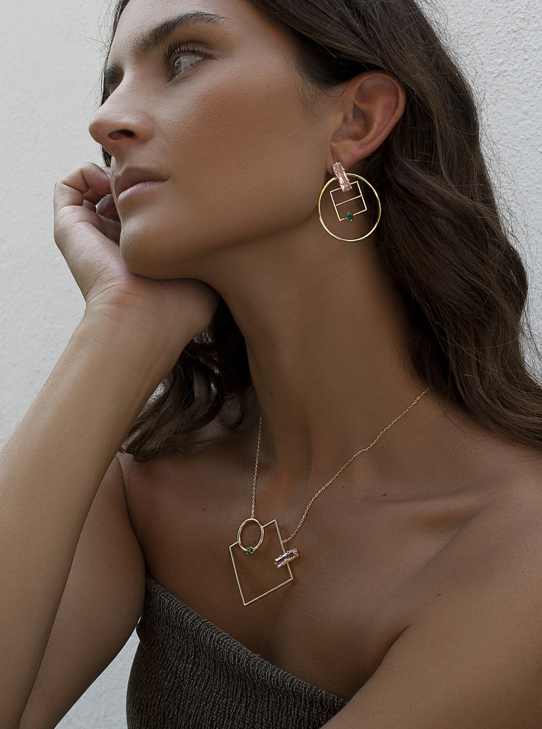 Collar de plata de ley dorada con colgante geométrico piedra rosa y verde