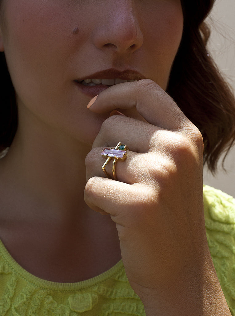 Anillo de plata de ley dorada con piedra baguette rosa y circonita verde