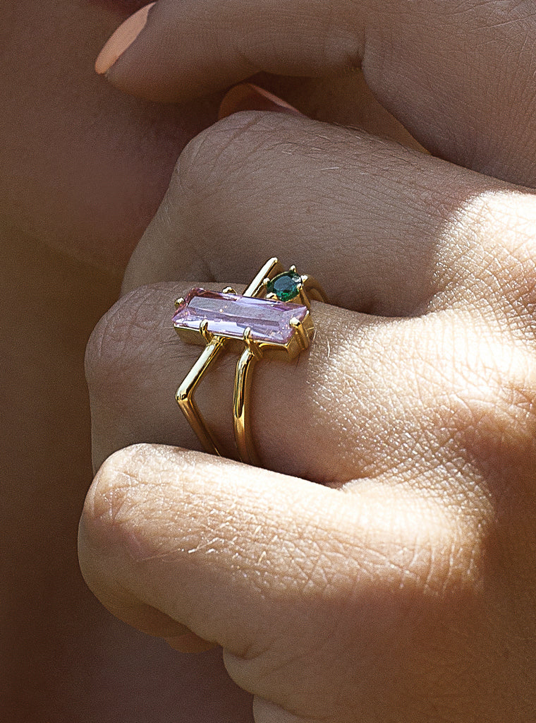 Anillo de plata de ley dorada con piedra baguette rosa y circonita verde