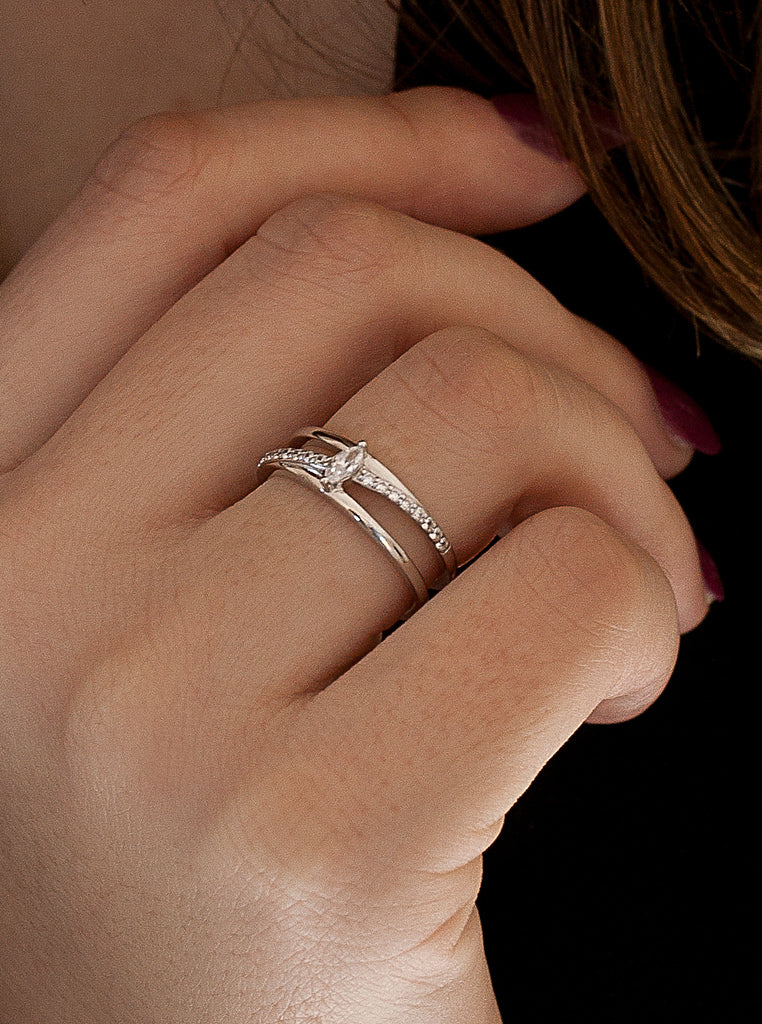 Anillo fino de plata con circonita talla marquesa
