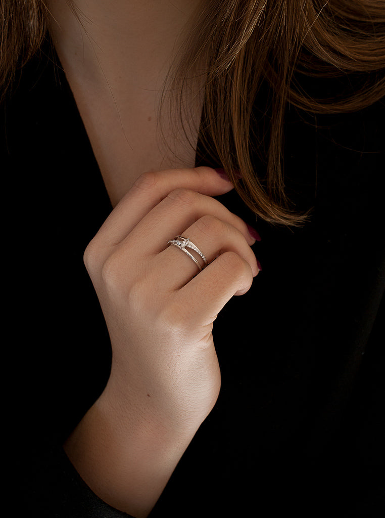 Anillo fino de plata con circonita talla marquesa