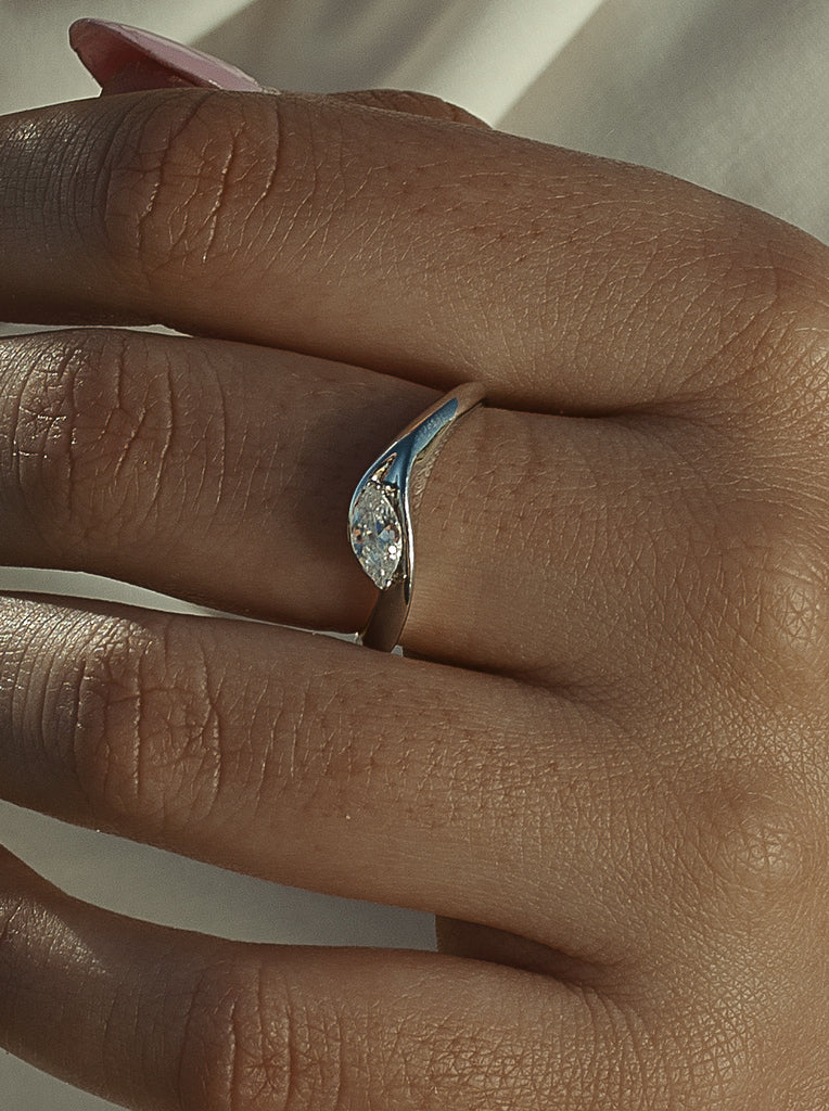 Bague délicate en argent ornée d'un zircon cubique taille marquise