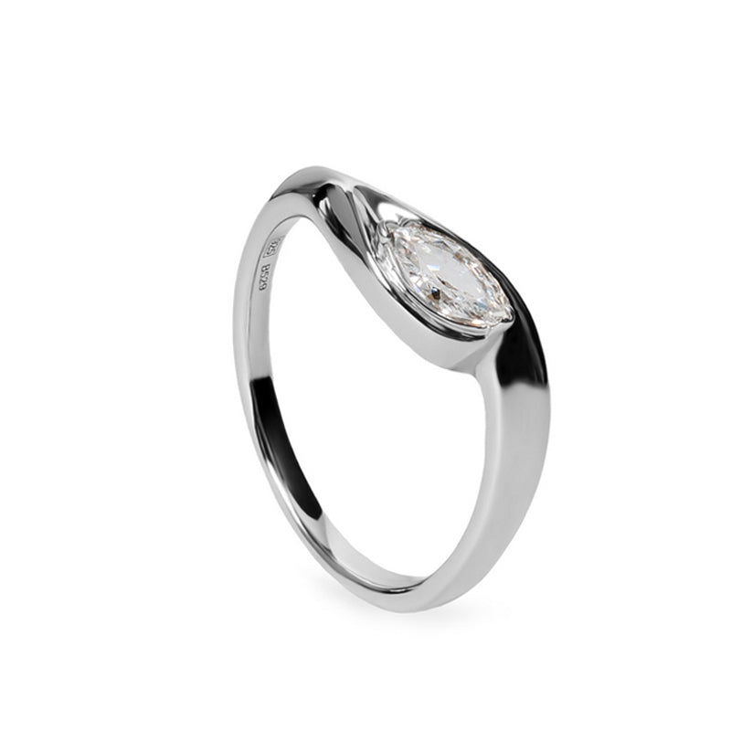 Bague délicate en argent ornée d'un zircon cubique taille marquise