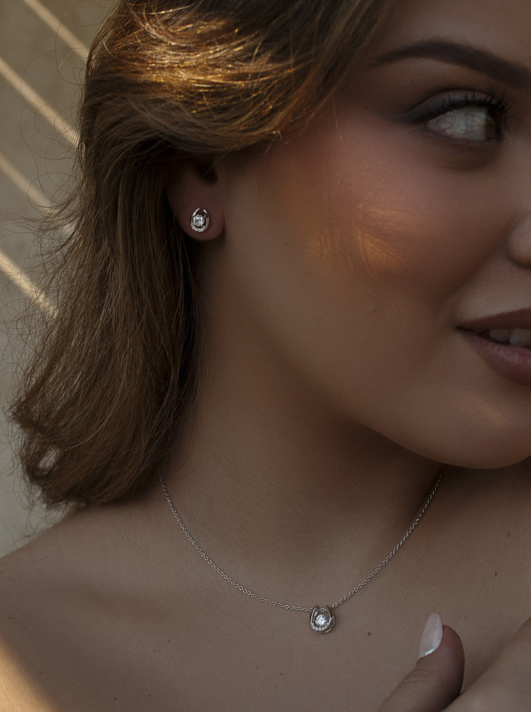 Collares pequeño de plata con circonita central y mini piedras