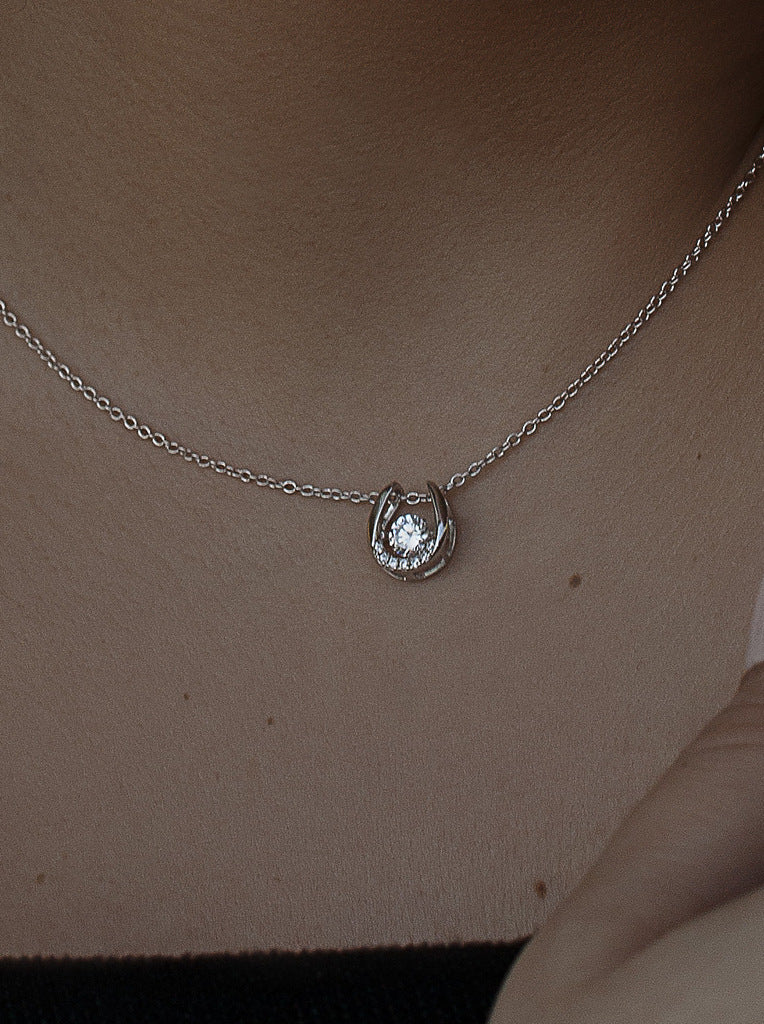 Collares pequeño de plata con circonita central y mini piedras