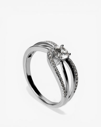 Anillo de circonitas de plata con circonita central