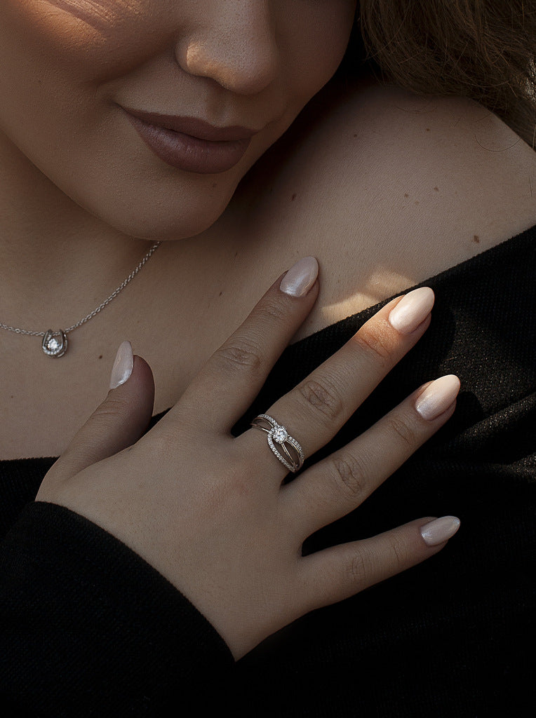 Anillo de circonitas de plata con circonita central