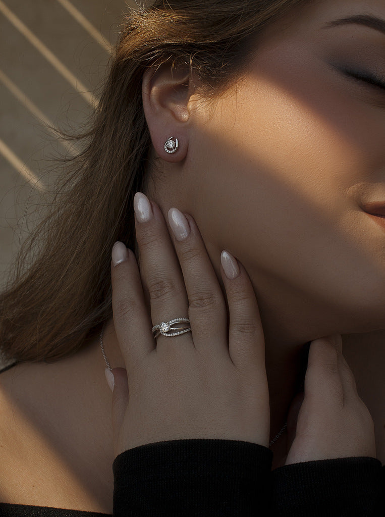 Anillo de circonitas de plata con circonita central