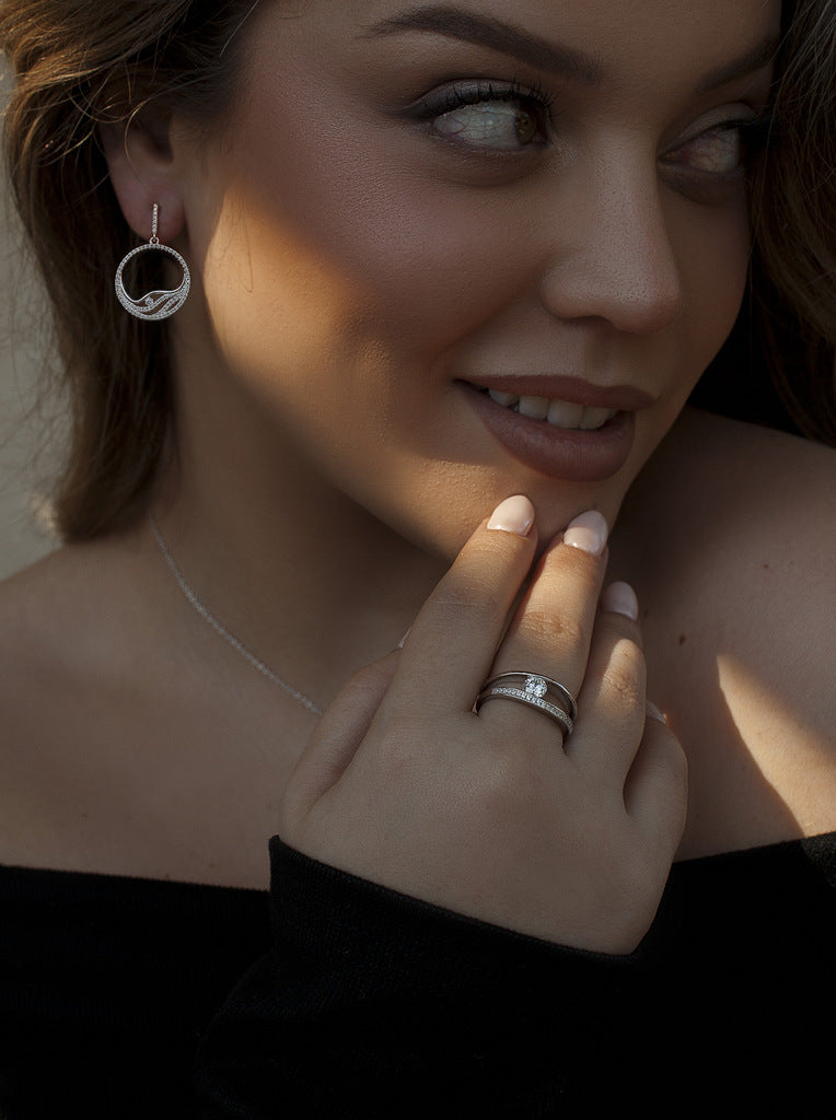 Anillo con circonita redonda central y doble rail