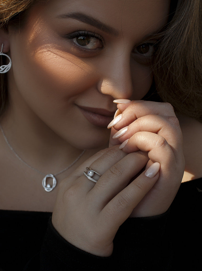 Anillo con circonita redonda central y doble rail