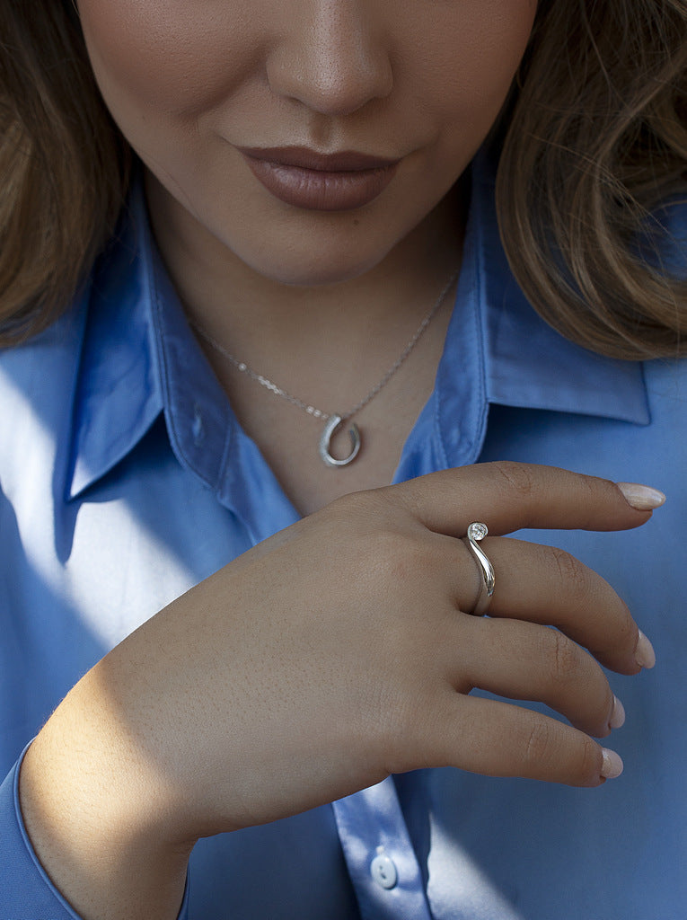 Anillo con circonita de plata diseño envolvente