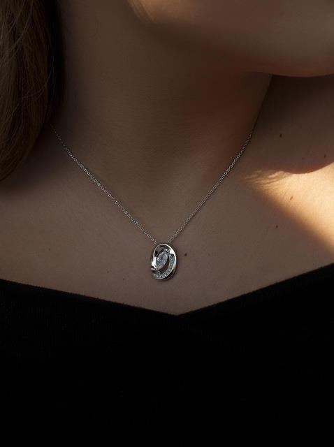 Collar circular de plata con circonita talla marquesa