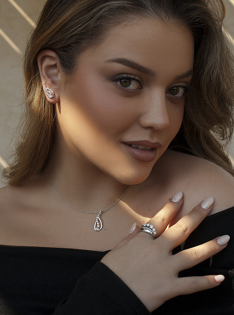 Anillo con circonitas de plata diseño lineal