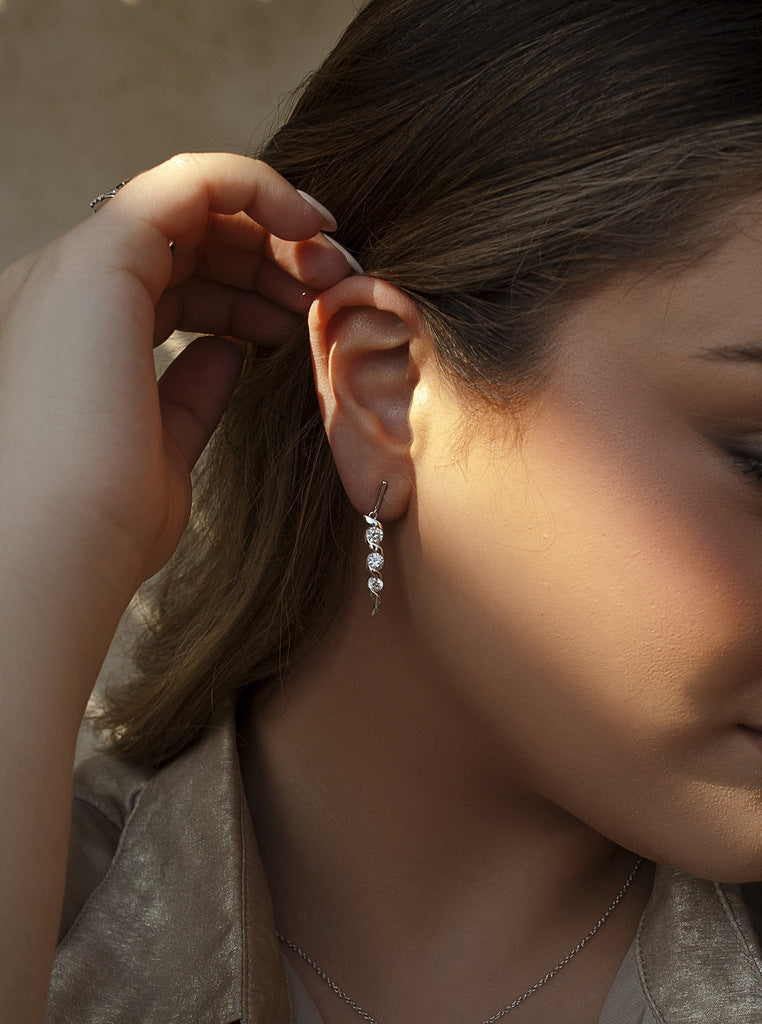 Pendientes largos de plata diseño espiral con circonitas