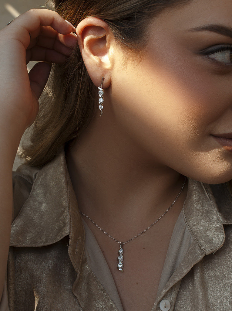 Pendientes largos de plata diseño espiral con circonitas