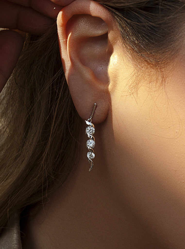Pendientes largos de plata diseño espiral con circonitas