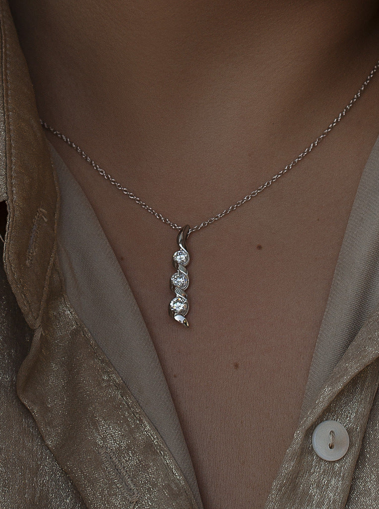 Collier en argent orné d'un motif en spirale et de zirconiums cubiques