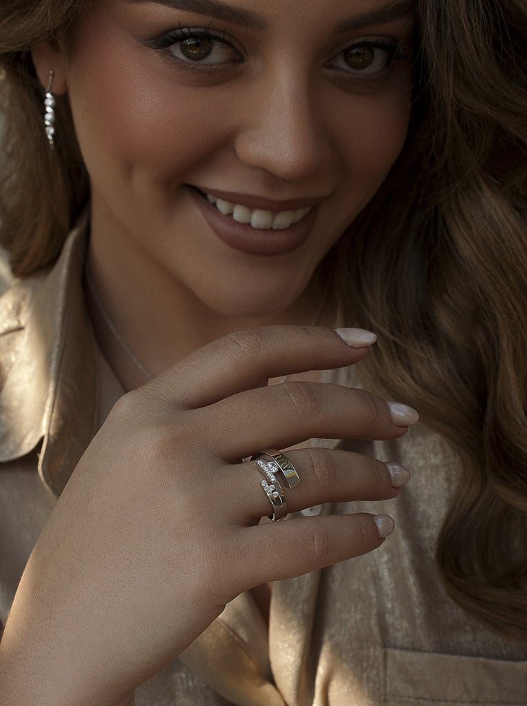 Anillo de plata diseño espiral con circonitas