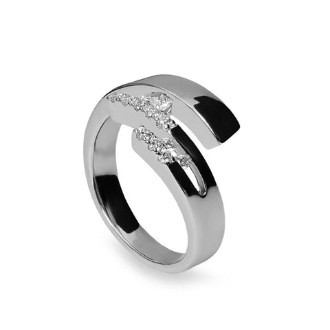 Bague en argent ornée d'un motif en spirale et de zirconiums cubiques