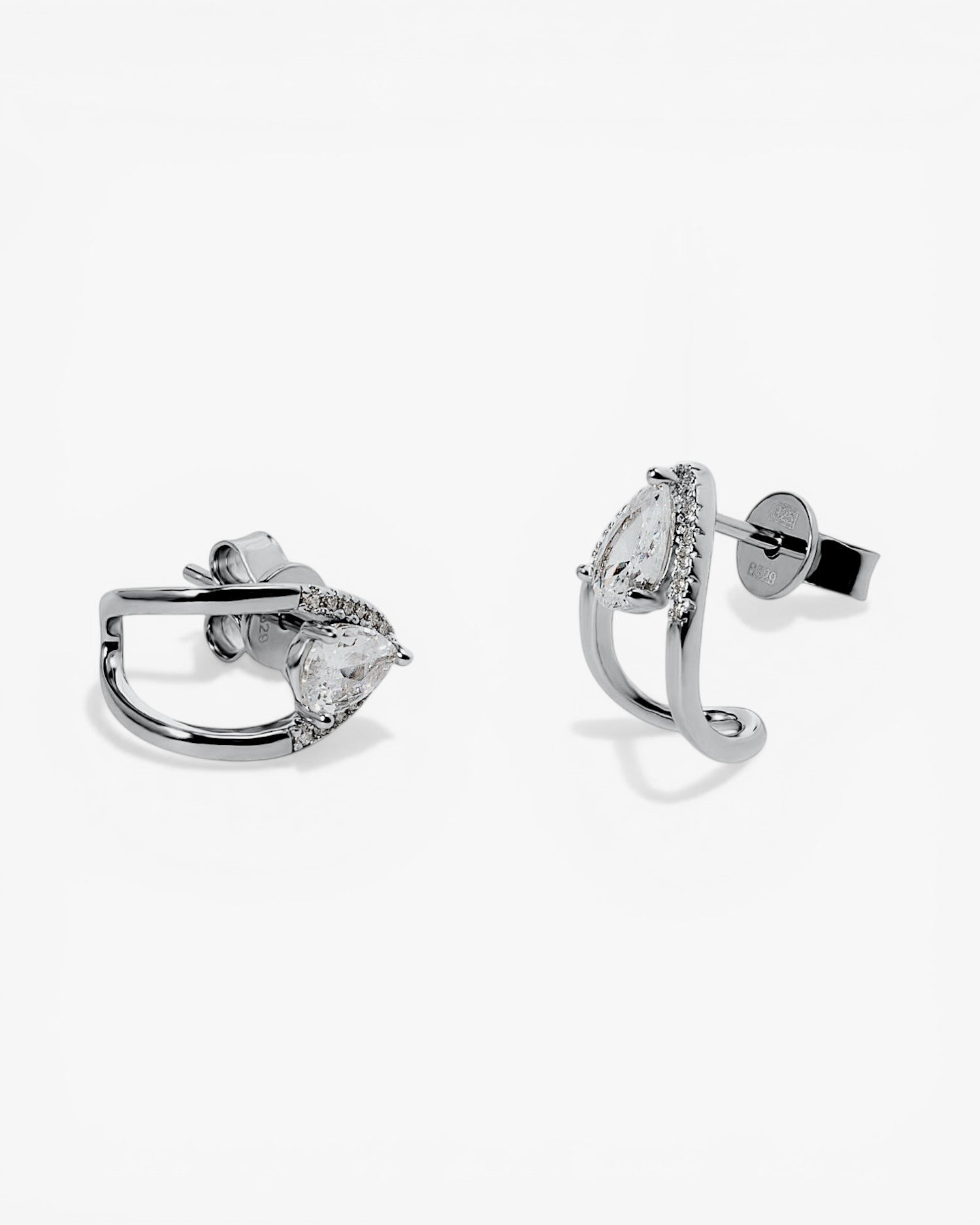 Petites boucles d'oreilles en argent avec zircon cubique en forme de poire