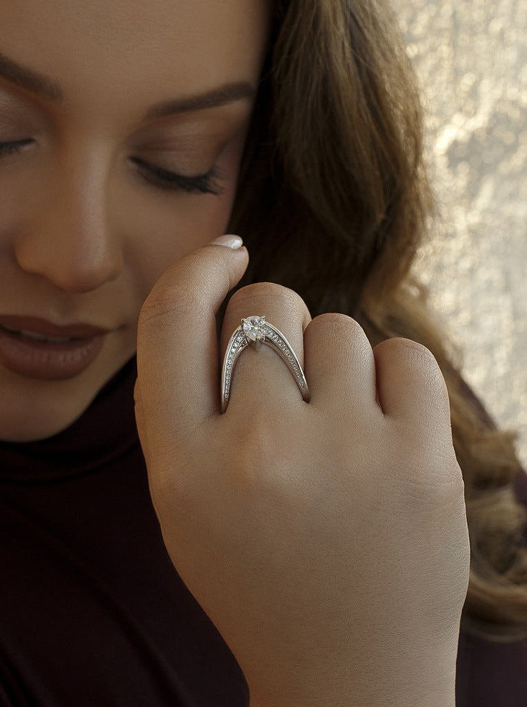 Anillo de plata con circonitas diseño originales y talla pera