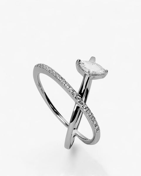 Anillo con circonitas de plata diseño cruzado