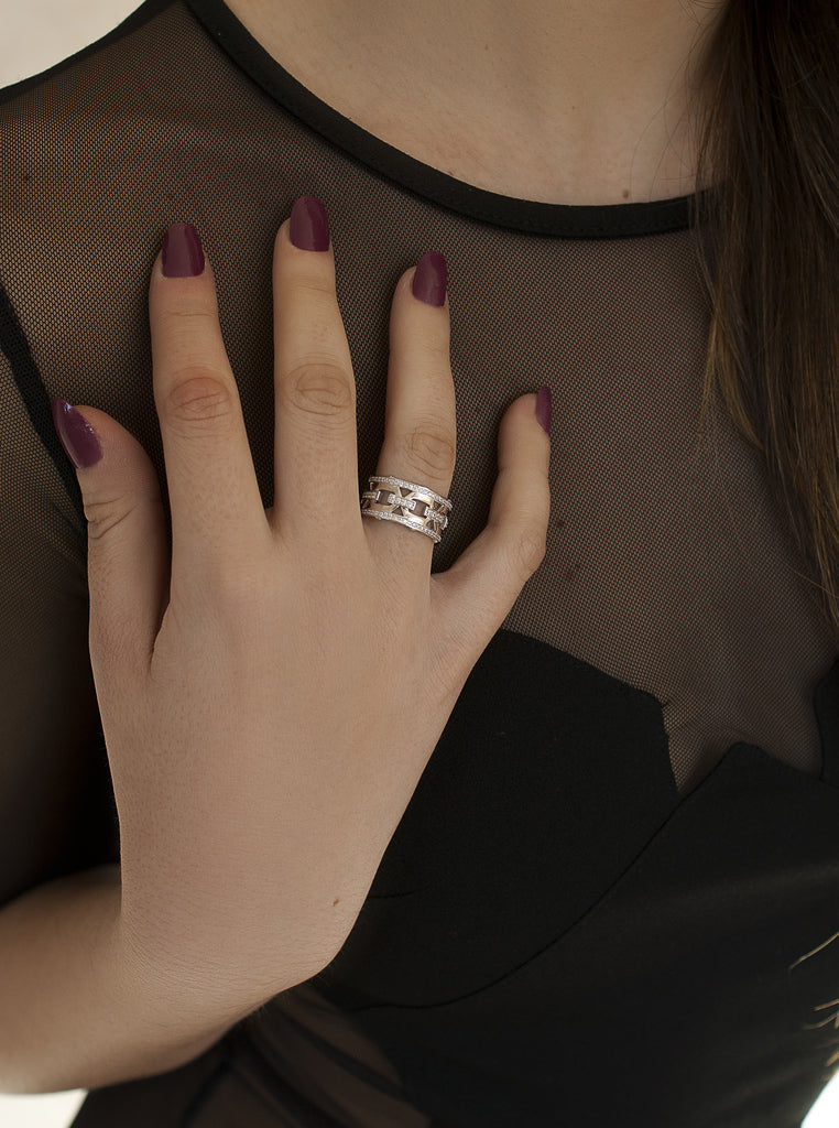 Anillo ancho de plata 925 con circonitas y diseño geométrico