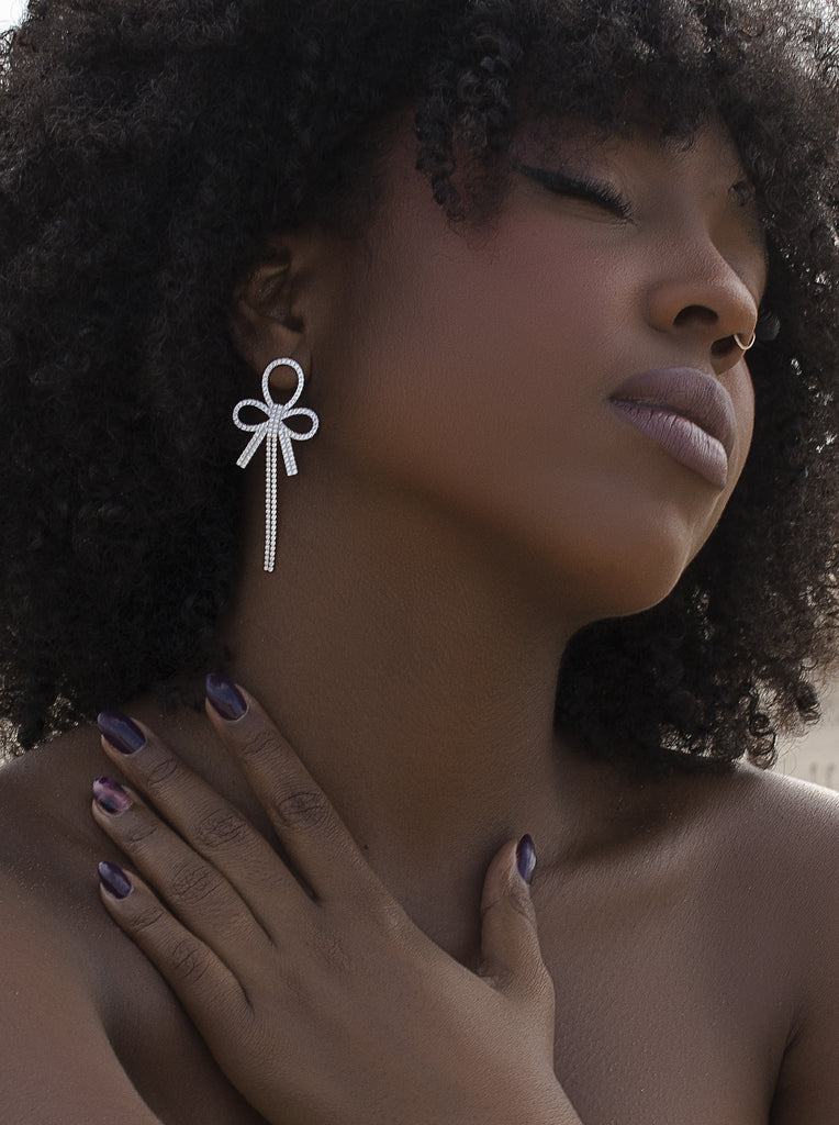 Pendientes de plata largos con circonitas diseño floral