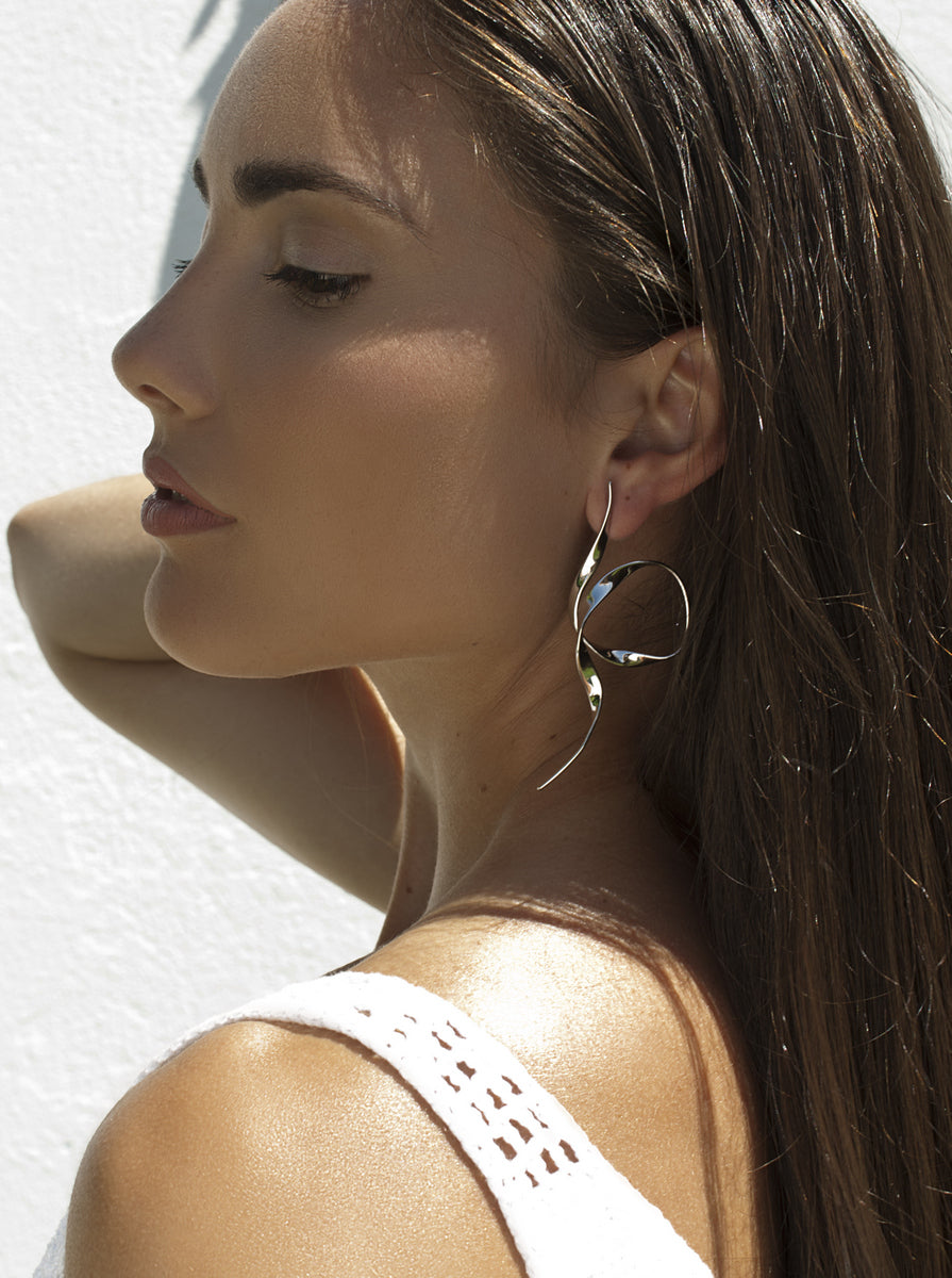 Longues boucles d'oreilles en argent au design entrelacé et à la structure légère