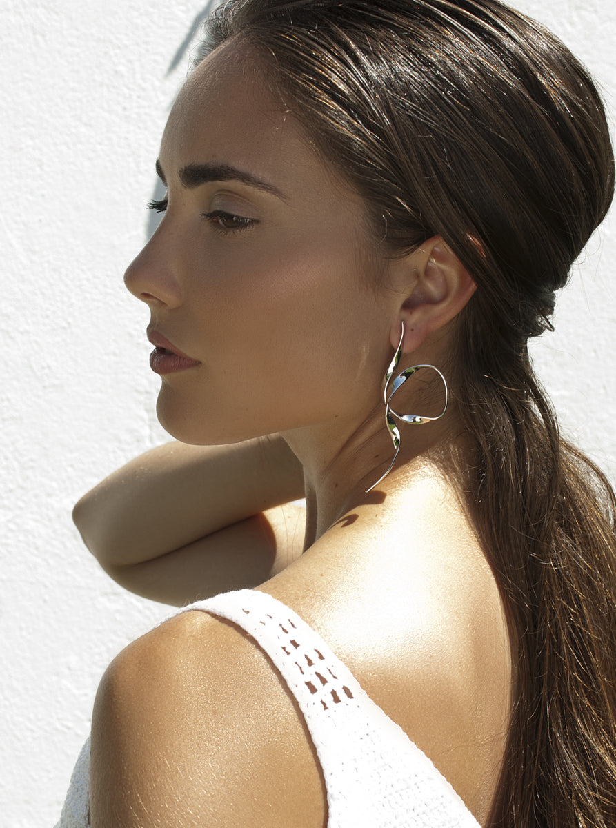 Longues boucles d'oreilles en argent au design entrelacé et à la structure légère