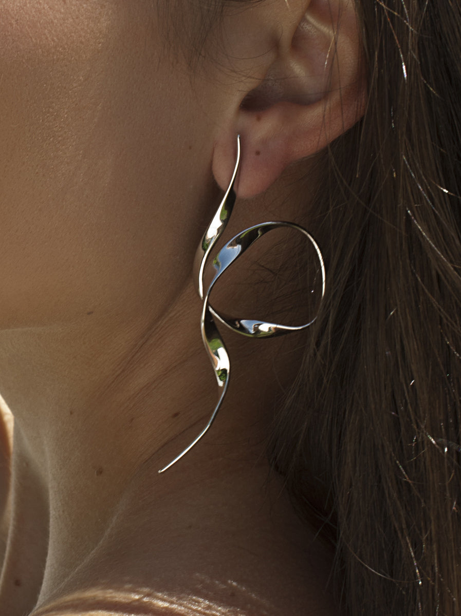 Longues boucles d'oreilles en argent au design entrelacé et à la structure légère