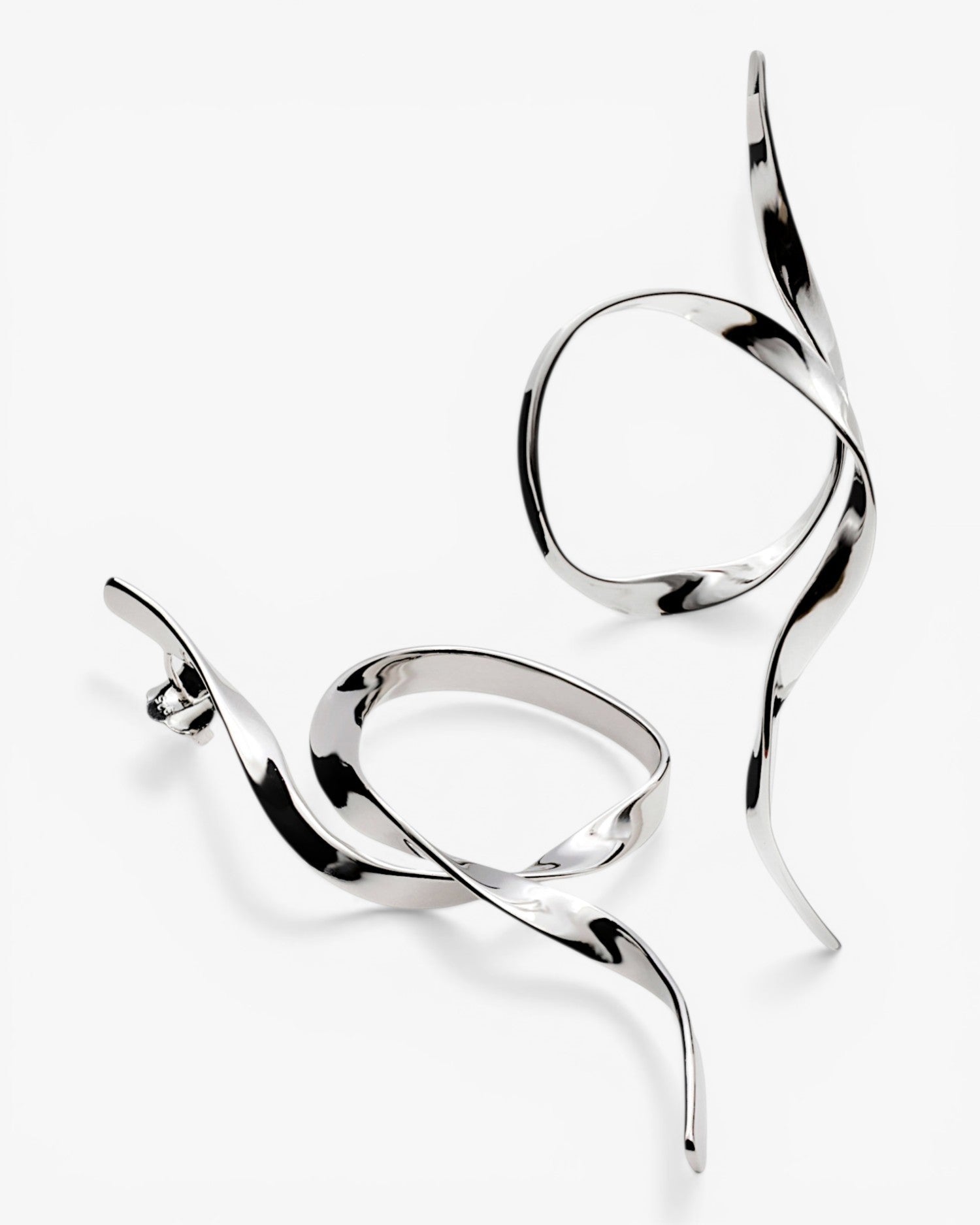 Longues boucles d'oreilles en argent au design entrelacé et à la structure légère