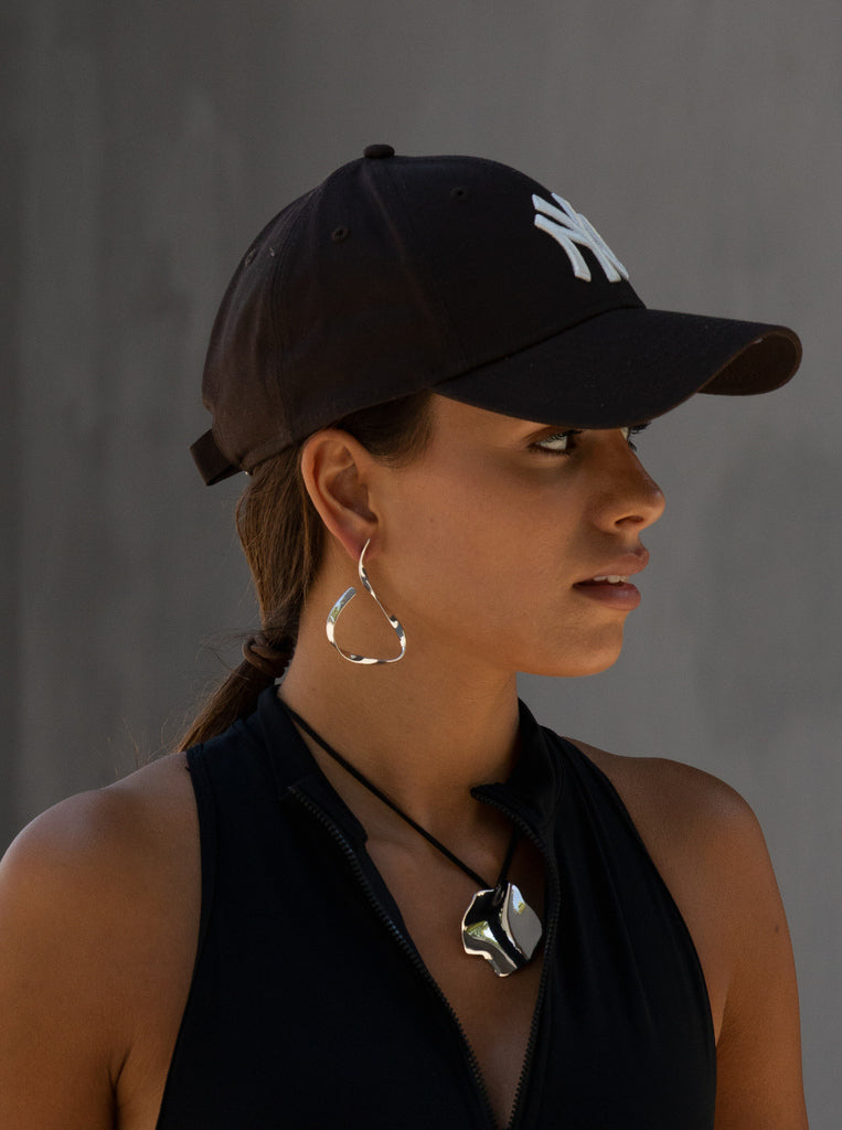 Pendientes largos de plata con diseño entrelazado ligero